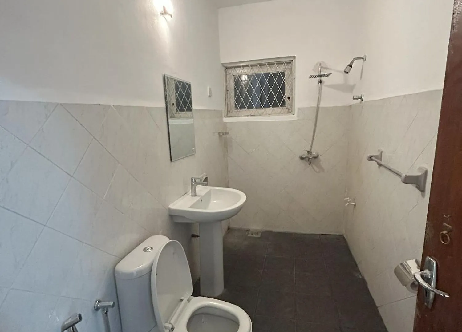Hnm Kandy - Peradeniya Small Apartment With A Luxury Bed, Kitchen, Living Area, Attached Washroom Angunawala Homestay