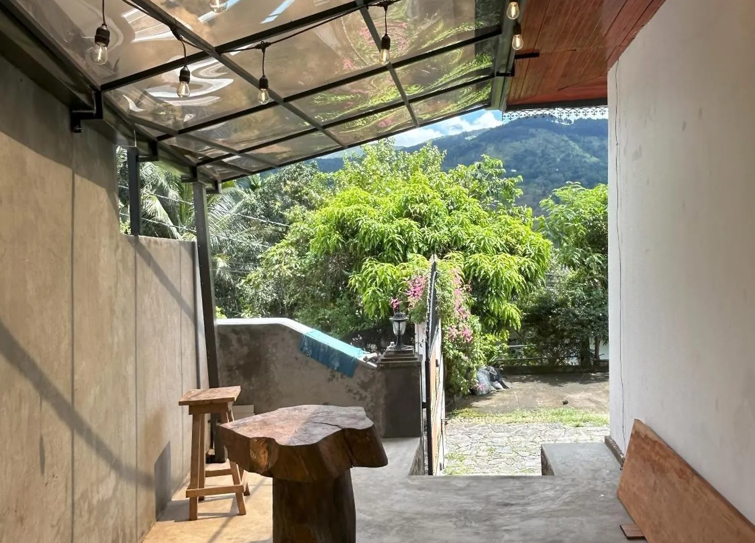 Hnm Kandy - Peradeniya Small Apartment With A Luxury Bed, Kitchen, Living Area, Attached Washroom Angunawala スリランカ